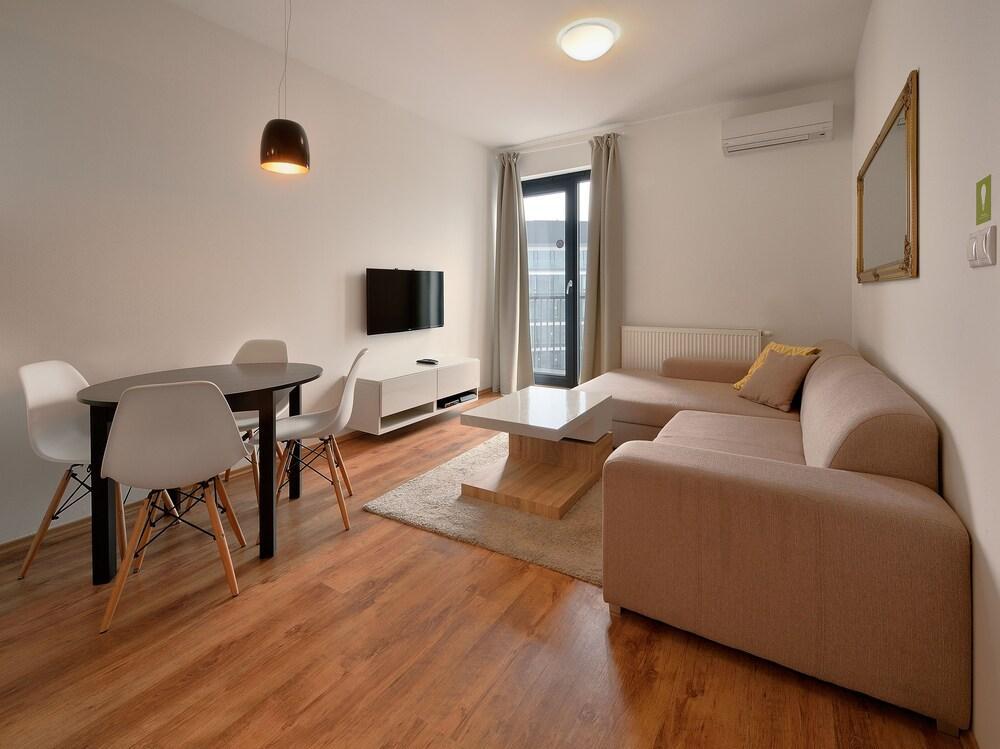Charming & Cozy Ambiente Apartments Bratislava Luaran gambar